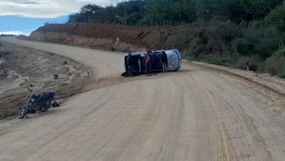 Po Es Carro Capota E Fica Atravessado No Meio Da Ba Pr Ximo A