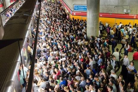 SP - MOVIMENTAÇÃO ESTAÇÃO SÉ/METRÔ - GERAL - Movimentação na Estação Sé do Metrô que se encontra funcionando com restrições nesta quinta-feira (16), em São Paulo, SP. 16/04/2015 - Foto: ROGERIO CAVALHEIRO/FUTURA PRESS/FUTURA PRESS/PAGOS