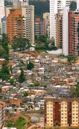 Vista da Favela Real Parque com prédios do bairro do Morumbi ao fundo, em São Paulo (SP). O Brasil permanece como um dos países de maior desigualdade social do mundo, segundo o IDH ( Índice de Desenvolvimento Humano). (São Paulo, SP, 10.11.2005. Foto de Tuca Vieira/Folhapress)